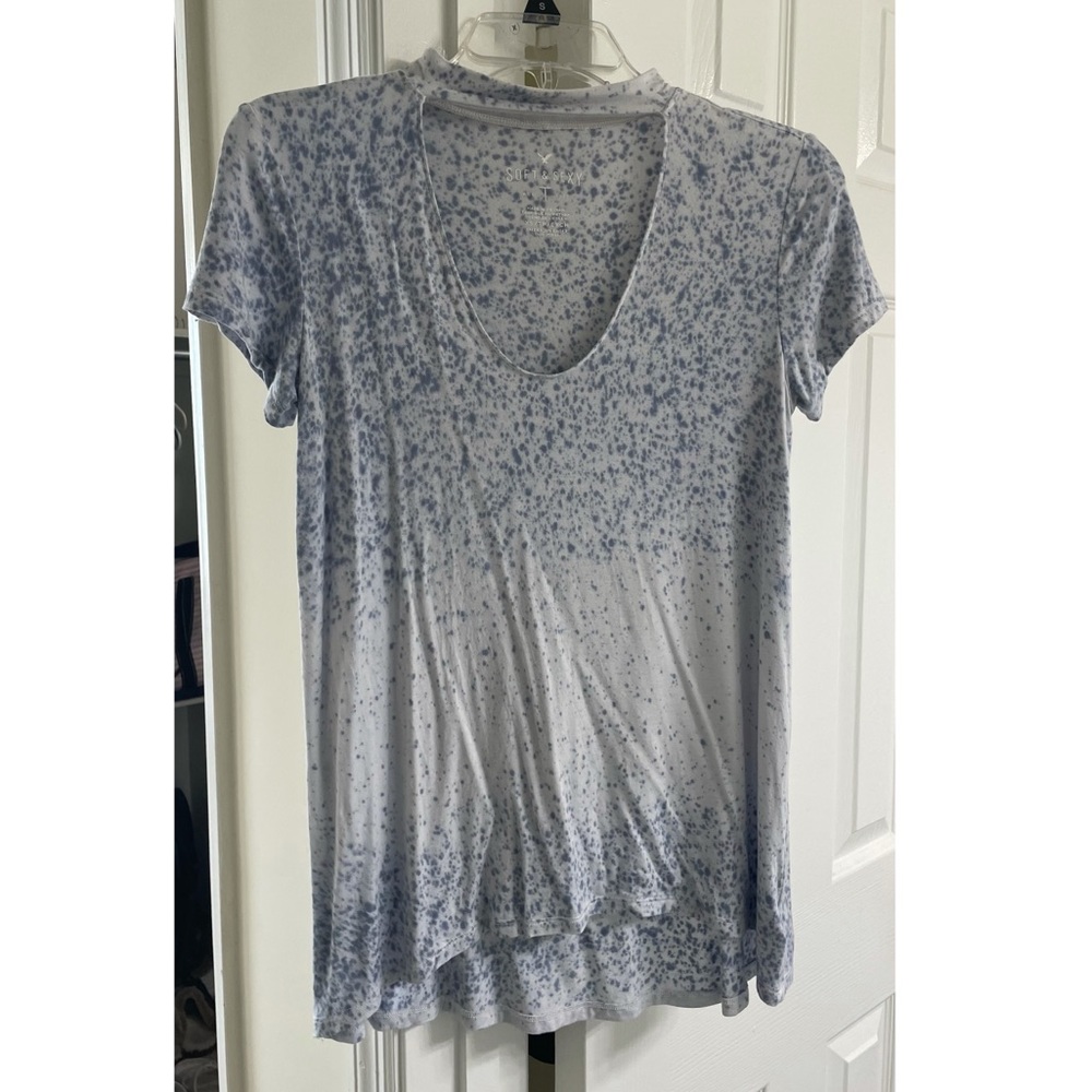 Blue and white American Eagle t shirt